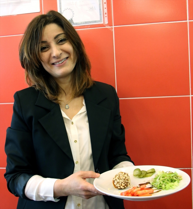 Baharatlı külahta çiğ köfte yoğun ilgi görüyor